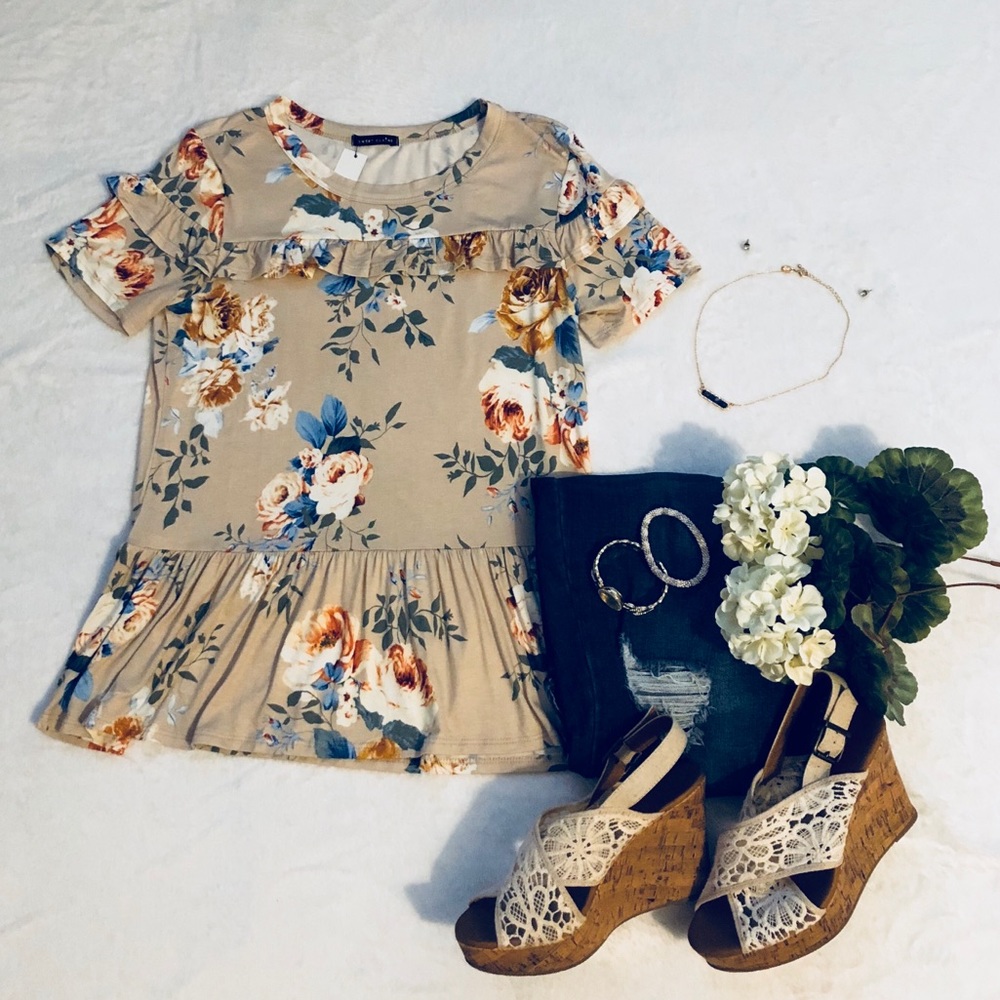 🔵 1 Large Left!! 🔵 Tan floral peplum top - Picture 3 of 8